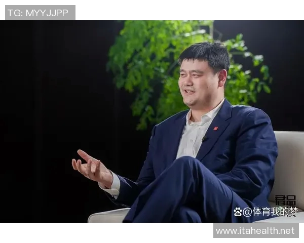 姚明身着西装解说精彩赛事展现篮球魅力与专业素养的完美结合 姚明身着西装解说精彩赛事展现篮球魅力与专业素养的完美结合