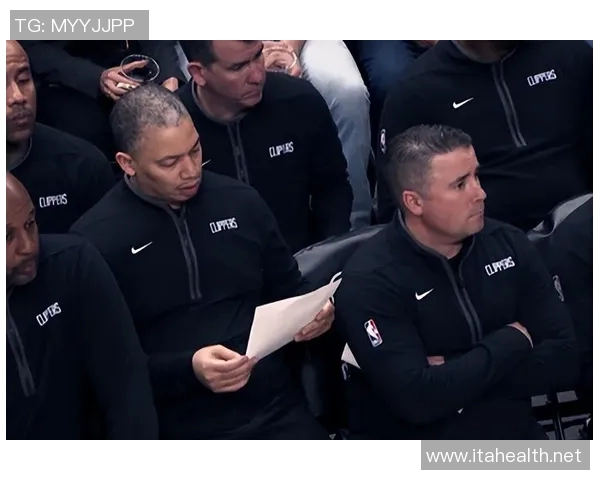 姚明持球突破展现巨人风范带领球队冲击胜利的精彩瞬间 姚明持球突破展现巨人风范带领球队冲击胜利的精彩瞬间