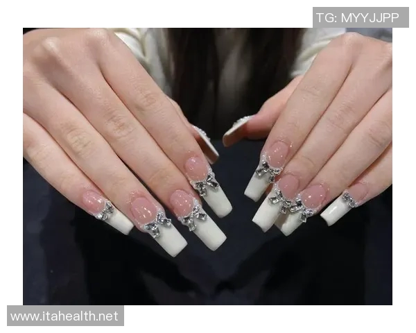 足球明星女友美甲风格大揭秘时尚与个性的完美结合 足球明星女友美甲风格大揭秘时尚与个性的完美结合