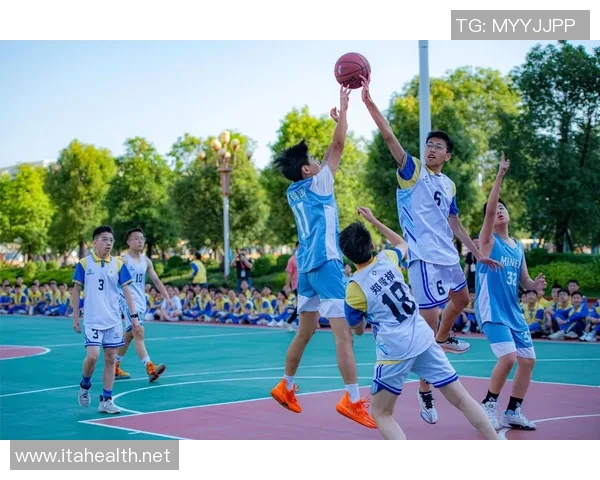 明星路人篮球赛激情碰撞展现运动魅力与友谊精神的精彩瞬间 明星路人篮球赛激情碰撞展现运动魅力与友谊精神的精彩瞬间